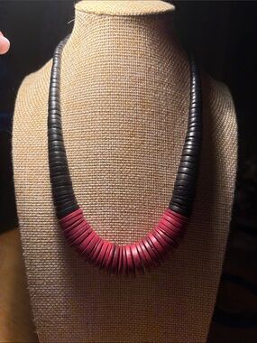 0195) vintage 1980s statement necklace  chunky black and burgundy wooden discs